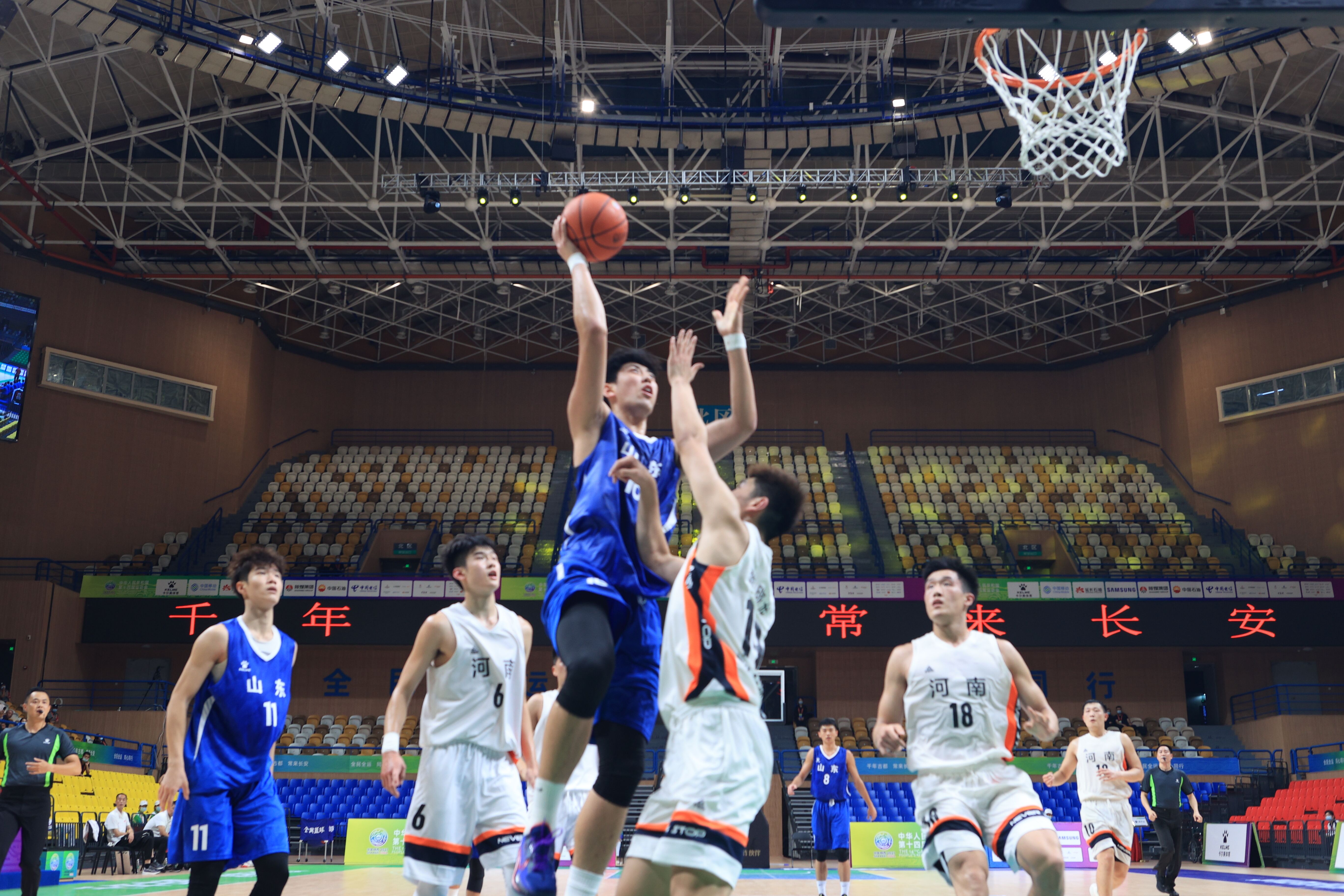 亚历山大轰下37分！雷霆连胜8场，西部格局混乱，快船有机会进前四.